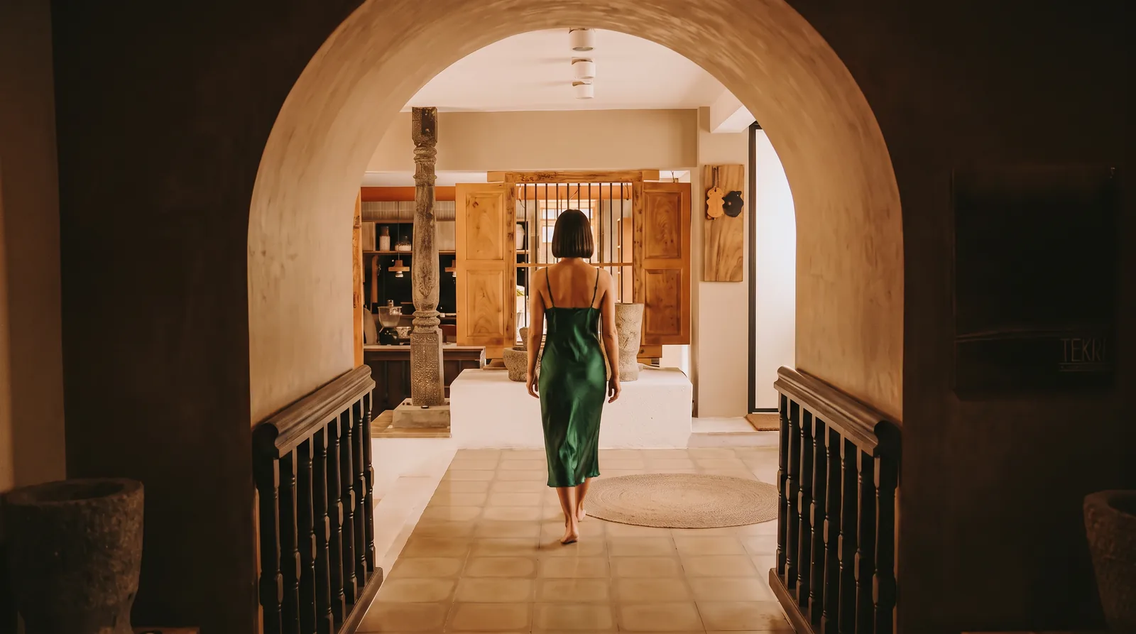 The result: one new scene through the arch, with the ambassador walking in.